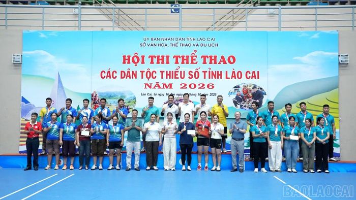Ban tổ chức trao giải cá nhân, đồng đội cho các vận động viên xuất sắc.