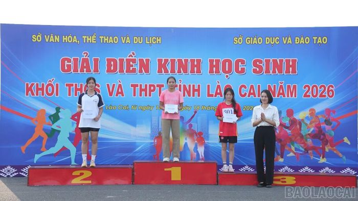 Ban tổ chức trao giải cho các vận động viên xuất sắc ở các nội dung thi đấu.