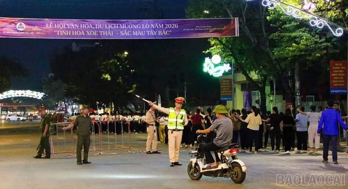 Cảnh sát giao thông chốt chặn, phân luồng từ xa tại các tuyến đường dẫn vào sân vận động để ngăn chặn ùn tắc.