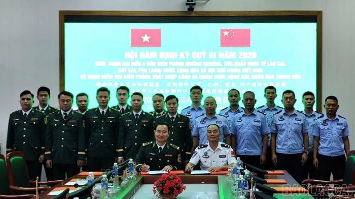 Đại diện hai bên ký biên bản hội đàm tại phường Lào Cai.