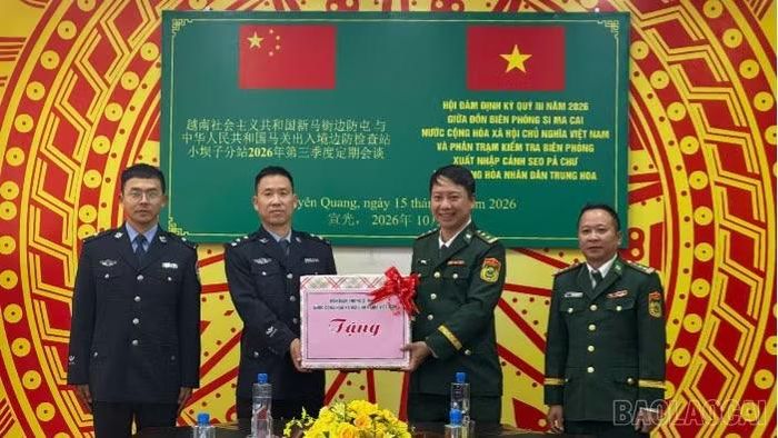 Trưởng đoàn Đồn Biên phòng Si Ma Cai tặng quà Trưởng đoàn Phân Trạm Kiểm tra Biên phòng xuất nhập cảnh Seo Pả Chư.