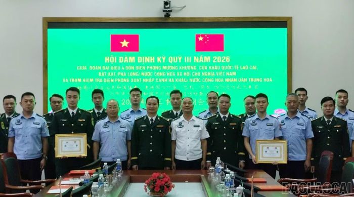 Trao danh hiệu “Sứ giả hữu nghị”.