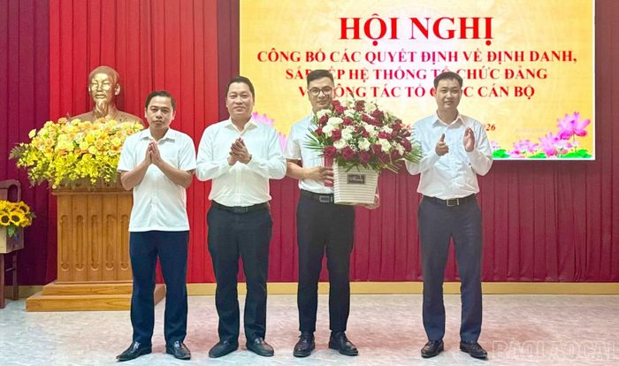 Thường trực Đảng ủy xã Xuân Ái tặng hoa chúc mừng tân Phó Trưởng phòng Kinh tế xã Xuân Ái.