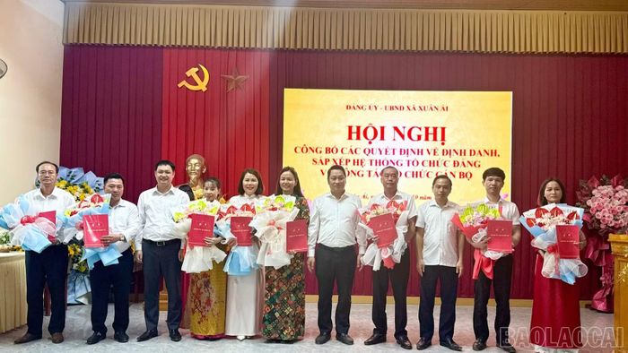 Các đồng chí Thường trực Đảng ủy xã Xuân Ái trao quyết định, tặng hoa chúc mừng 8 chi bộ trực thuộc đảng ủy cơ sở.
