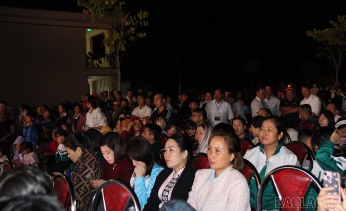 Người dân tham dự lễ hội.