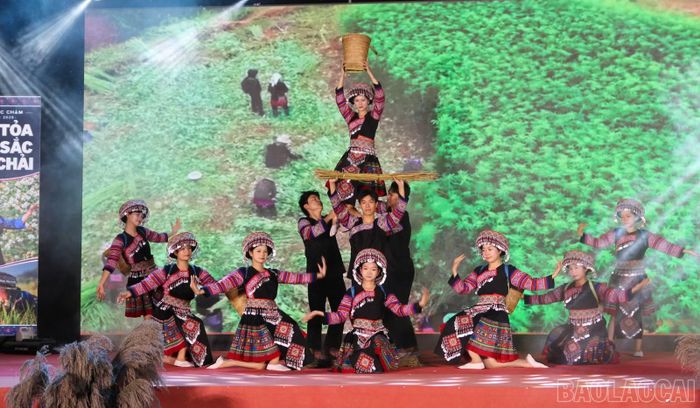 "Lao Chải - Nơi sắc chàm hội tụ" được tái hiện trên sân khấu.