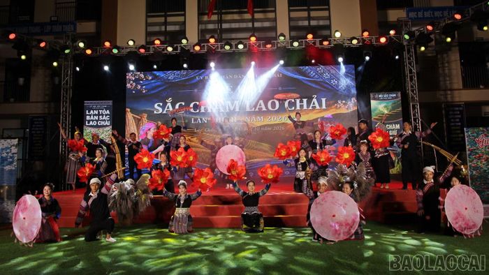 Rực rỡ đêm khai mạc lễ hội.