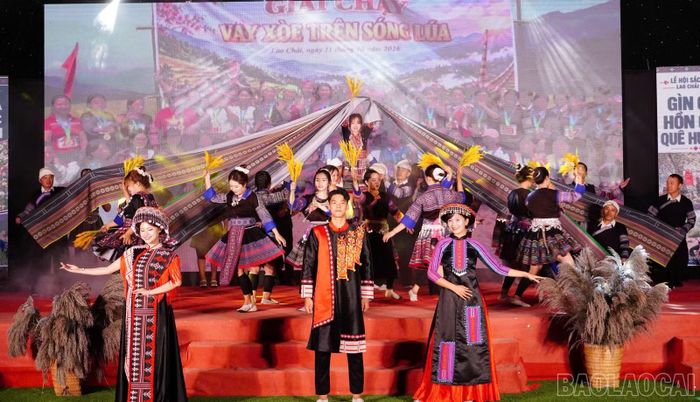 "Sắc chàm Lao Chải" kể câu chuyện văn hóa người Mông qua những chất liệu truyền thống, từ nghề thủ công đến âm nhạc và trình diễn dân gian.