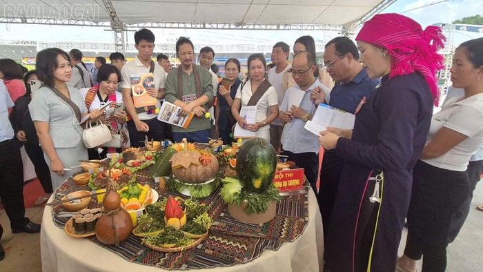 Đội thi Phong Dụ Thượng thuyết trình ý nghĩa mâm cơm, các món ăn.