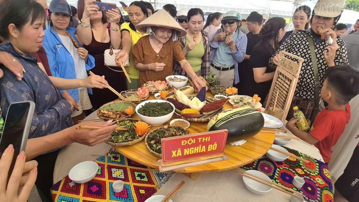 Du khách thưởng thức ẩm thực tại hội thi.