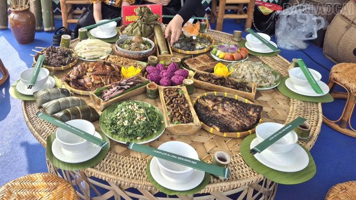 Mỗi mâm cơm một sắc thái nhưng đều thể hiện đặc trưng ẩm thực của đồng bào các dân tộc Lào Cai.