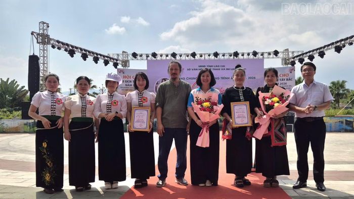 Giải Nhì thuộc về đội phường Cam Đường và xã Liên Sơn.