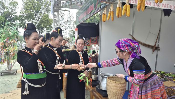 Giao lưu ẩm thực giữa các dân tộc.