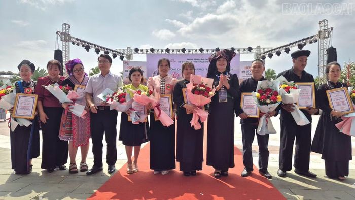 Các đội giành giải Khuyến khích.