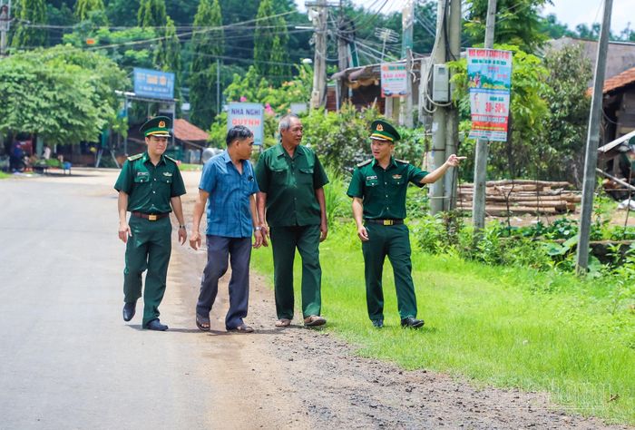 Ông Y Nuăn Niê KDăm (thứ 2 từ phải qua), người có uy tín của buôn K’Nha, xã Đắk Wil phối hợp tích cực với chính quyền địa phương, Đồn Biên phòng Nậm Na trong nắm bắt địa bàn và công tác tuyên truyền, vận động Nhân dân