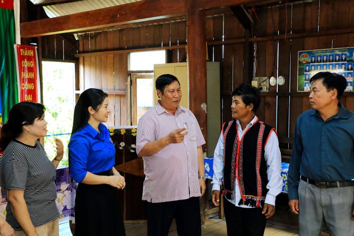 Lãnh đạo xã biên giới Đắk Wil thường xuyên thăm hỏi, động viên người có uy tín trên địa bàn xã