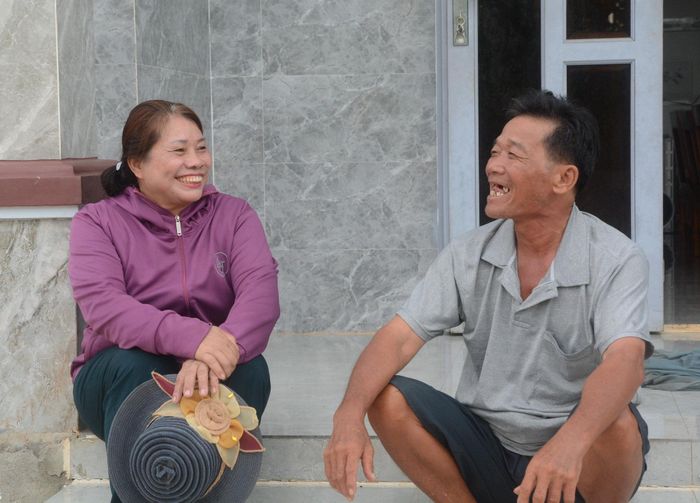 Người có uy tín La Thị Công (bên trái) chọn cách gần dân, nghe dân để tuyên truyền, vận động