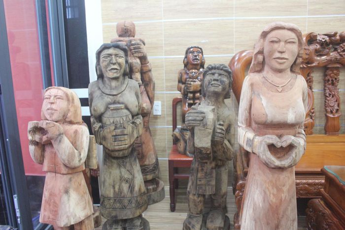 Tượng gỗ của Trần Quốc Toản phần lớn là phụ nữ, trẻ em.