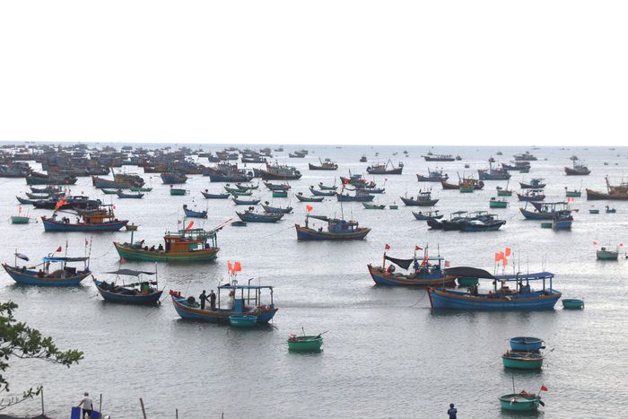 Những chiếc thuyền đánh cá trở về bến, một khung cảnh bình yên ở làng chài Mũi Né
