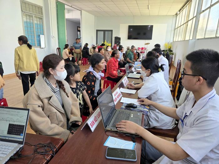 Trung tâm Y tế khu vực Đức Trọng tổ chức khám sức khỏe cho người dân trên địa bàn