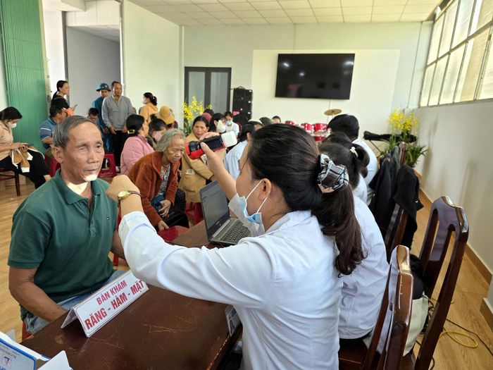 Trung tâm Y tế khu vực Đức Trọng tổ chức khám sức khỏe cho người dân trên địa bàn
