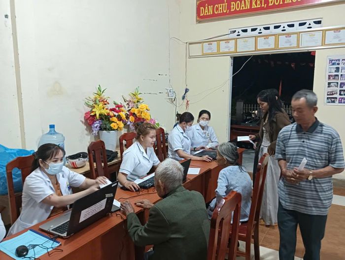 Trung tâm Y tế khu vực Lâm Hà khám sức khỏe toàn dân ở thôn Ko Ya, xã Đinh Văn Lâm Hà ca đêm từ 16 giờ -20h30 ngày 14/10.