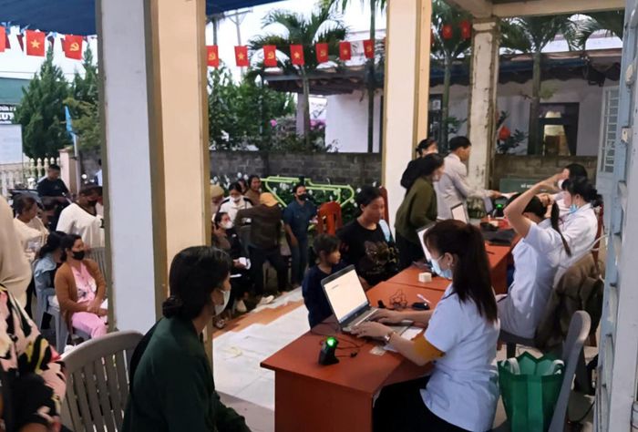 Trung tâm Y tế khu vực Lâm Hà khám sức khỏe toàn dân ở thôn Ko Ya, xã Đinh Văn Lâm Hà ca đêm từ 16 giờ -20h30 ngày 14/10.
