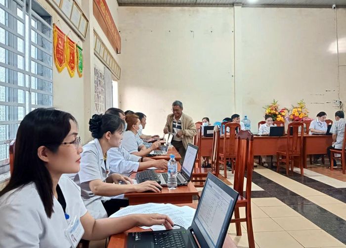 Trung tâm Y tế khu vực Lâm Hà khám sức khỏe toàn dân ở thôn Ko Ya, xã Đinh Văn Lâm Hà ca đêm từ 16 giờ -20h30 ngày 14/10.
