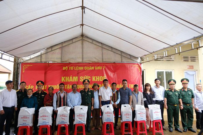Quân khu 7 tặng quà cho bà con người đồng bào DTTS khó khăn ở xã Quảng Trực