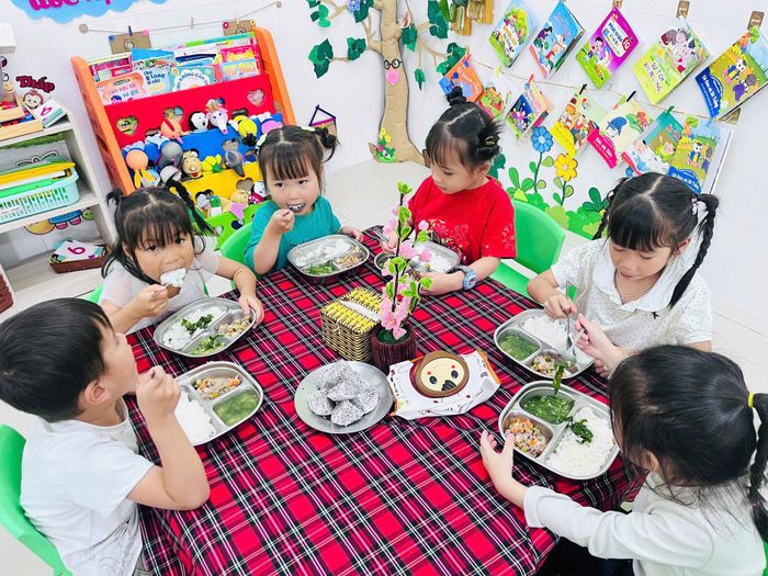 Duy trì và đáp ứng các tiêu chí, điều kiện bảo đảm an toàn thực phẩm theo quy định.