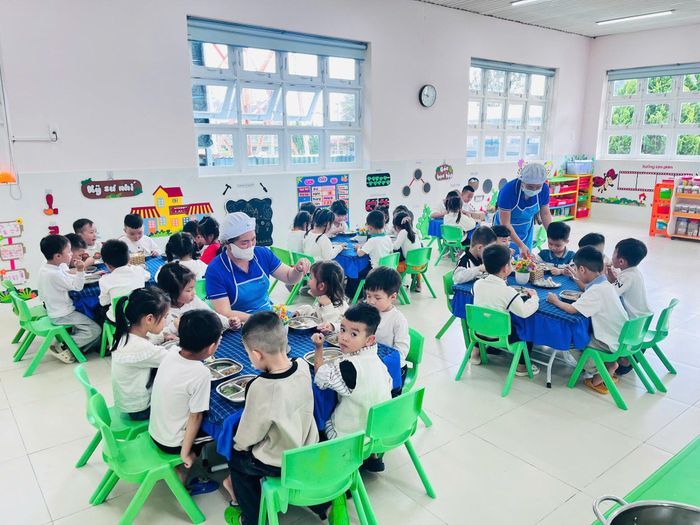 Bữa chính dành cho trẻ bán trú.