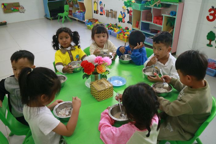 Mặc dù còn khó khăn, nhưng các trường học đều chú trọng đến chất lượng bữa ăn bán trú cho trẻ.