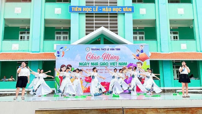 Học sinh tham gia các hoạt động văn nghệ.