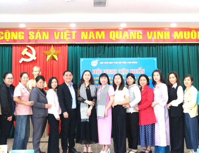 Chị Liên (thứ 7, từ phải sang) tích cực tham mưu, giúp hội viên phụ nữ khó khăn tự tin vươn lên, làm chủ cuộc sống