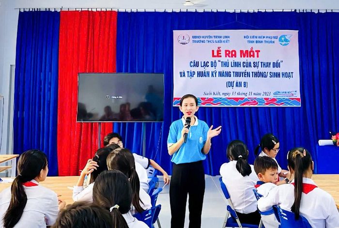 Chị Khanh nỗ lực giúp phụ nữ và trẻ em nâng cao hiểu biết pháp luật, chủ động bảo vệ bản thân và gia đình