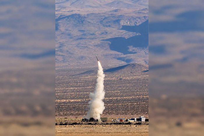 Tiểu đoàn 3, Trung đoàn Pháo binh dã chiến 12 phóng tên lửa Tomahawk từ hệ thống Typhon tại China Lake, California ngày 28/9/2026. Ảnh: Lục quân Mỹ