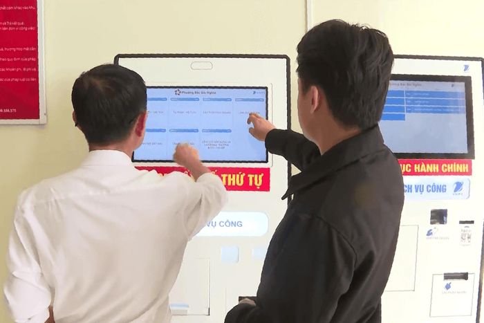 Hỗ trợ người dân thao tác trên Kiosk dịch vụ công