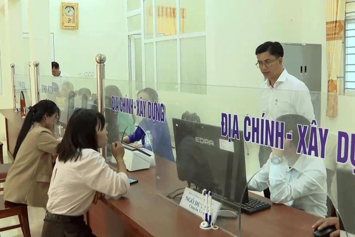 Ông Nguyễn Đình Thắng, Phó Chủ tịch UBND phường Bắc Gia Nghĩa kiểm tra, đôn đốc công tác giải quyết thủ tục hành chính tại Trung tâm Phục vụ hành chính công phường