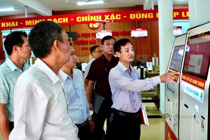 Lãnh đạo phường Bắc Gia Nghĩa khảo sát tính hiệu quả của việc đưa Kiosk thông minh trong thực hiện cải cách hành chính