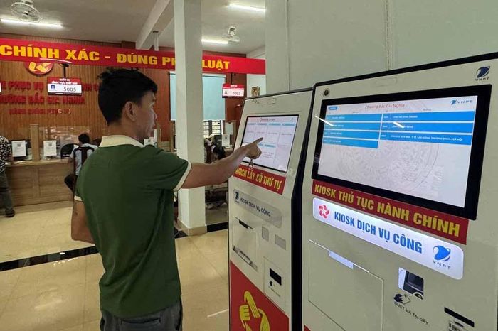 Người dân thao tác trên Kiosk dịch vụ công