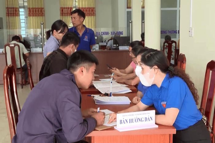 Đoàn thanh niên hướng dẫn người dân thực hiện thủ tục hành chính