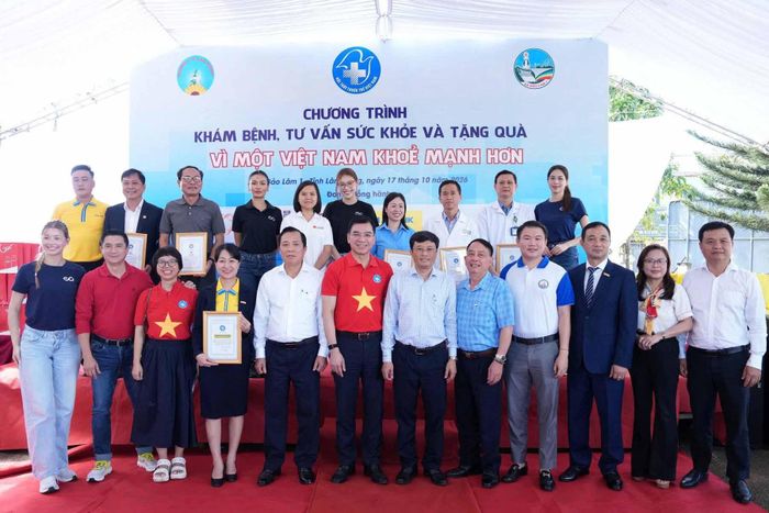 Các đại biểu và đội ngũ y, bác sĩ tham dự chương trình tại xã Bảo Lâm 1