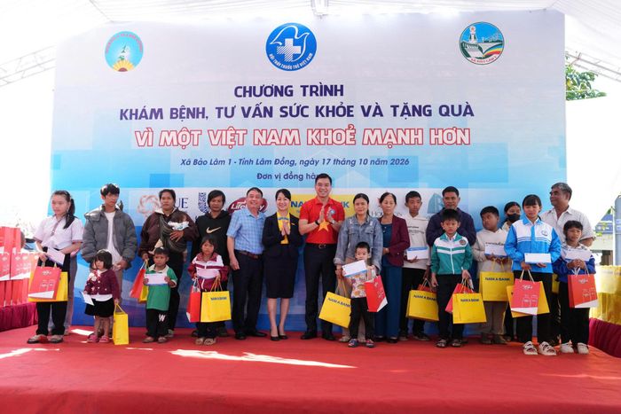 Ban Tổ chức tặng quà cho người dân thuộc diện hộ nghèo, cận nghèo, gia đình chính sách