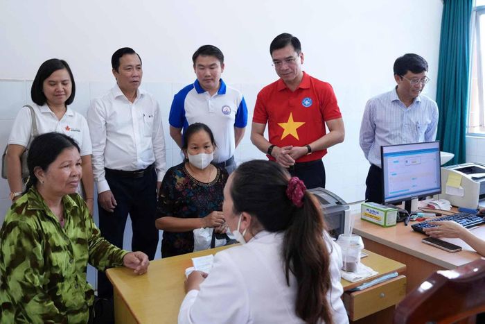 Nhiều người dân địa phương được khám tổng quát, tư vấn chuyên sâu, cấp phát thuốc miễn phí