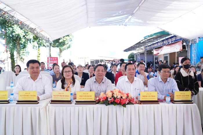Đồng chí Trương Hoài Minh, Bí thư Đảng ủy, Chủ tịch HĐND xã Bảo Lâm 1; Trịnh Văn Thảo, Chủ tịch UBND xã cùng các phòng, ban của xã tham dự chương trình