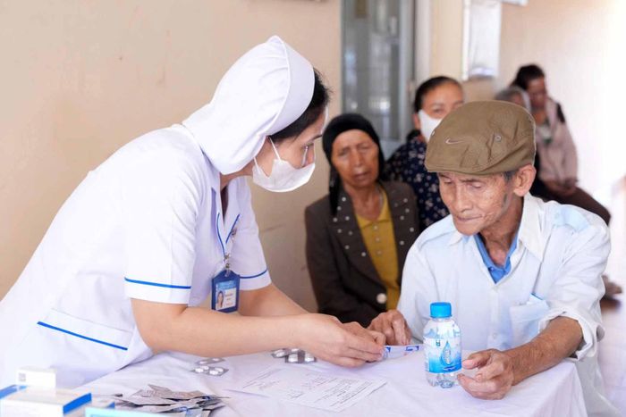 Từ sáng sớm nhiều người dân đã có mặt để được thăm khám bệnh, cấp phát thuốc miễn phí