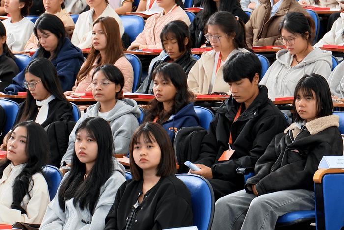 Sinh viên tham gia chương trình tại điểm cầu trực tiếp Trường Đại học Đà Lạt
