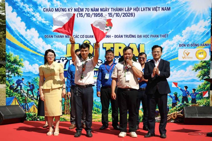 Hội đồng Huấn luyện Hội trại kỹ năng 2026 nhận cờ và simapho