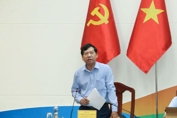 Phó Giám đốc Sở Nông nghiệp và Môi trường Nguyễn Văn Chiến, Phó trưởng ban chỉ đạo chống khai thác IUU tỉnh báo cáo tại buổi họp
