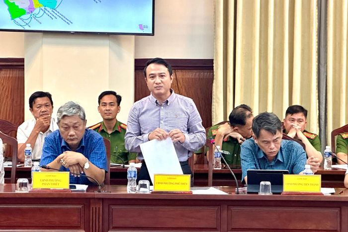 Lãnh đạo phường Phú Thủy báo cáo tại cuộc họp